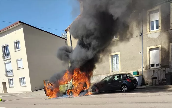 feu-voiture-creusot-050425
