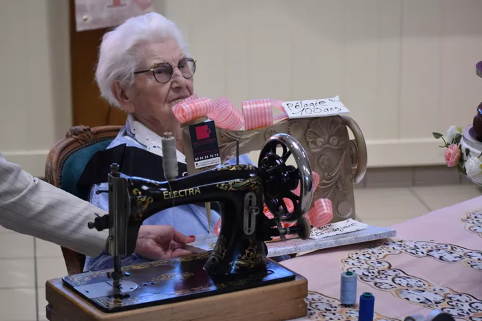 15. Les machines une vraie et une en sucre de chez Gautheron