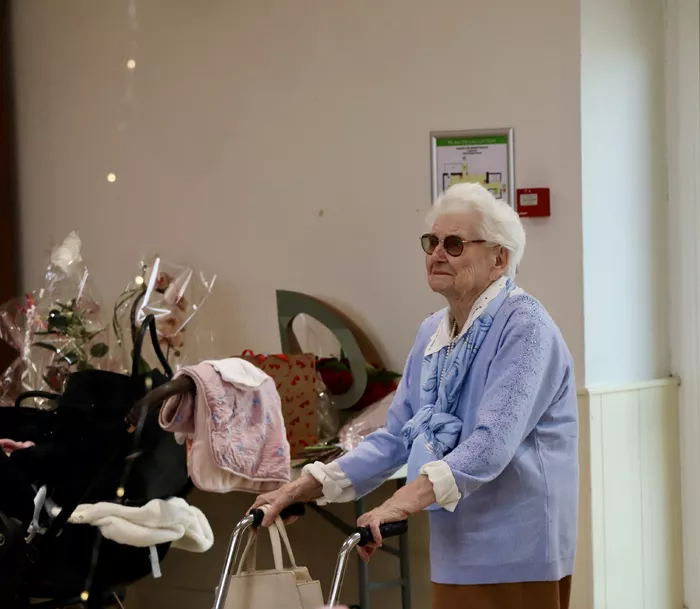 2. Arrivee 2 Pelagie decouvre sa famille et amies reunies