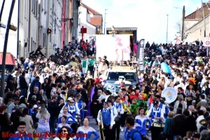 Blanzy – La foule pour le défilé de Carnaval