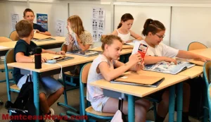 Saint-Vallier – Remise des livres aux élèves de CM2