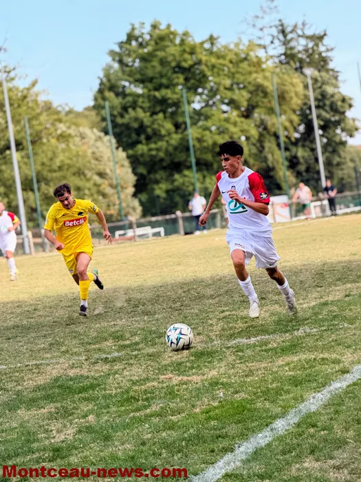 foot-yanis-28092620